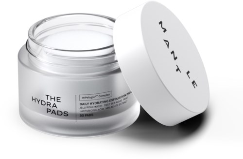 Een pot met hydraterende gezichtspads met witte deksel, gemarkeerd 'The Hydra Pads' en 'Daily Hydrating Exfoliation.'