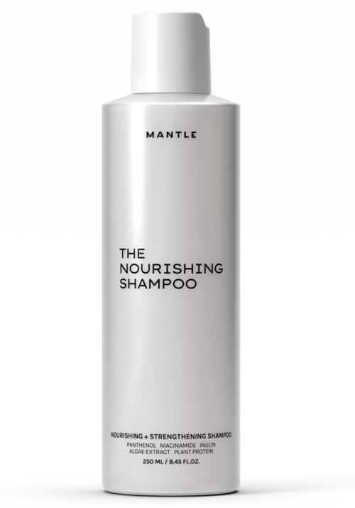 Een witte shampoefles met zwarte tekst, gelabeld "The Nourishing Shampoo" en merk "Mantle."