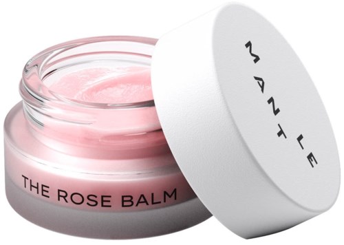 Een roze balsem in een ronde container met een witte deksel, met label "The Rose Balm" en "Manly".