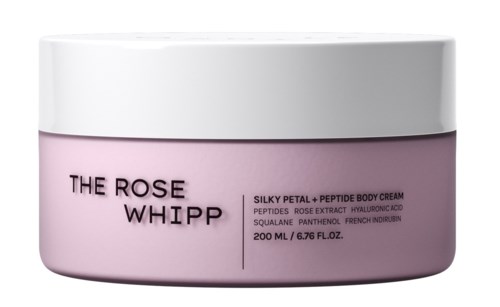 Een roze pot met witte deksel, gemarkeerd "The Rose Whipp" en bevat lichaamscrème met peptiden en rozenextract.