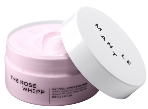 Een roze pot met lichaamscrème en een witte deksel, gelabeld 'THE ROSE WHIP'.