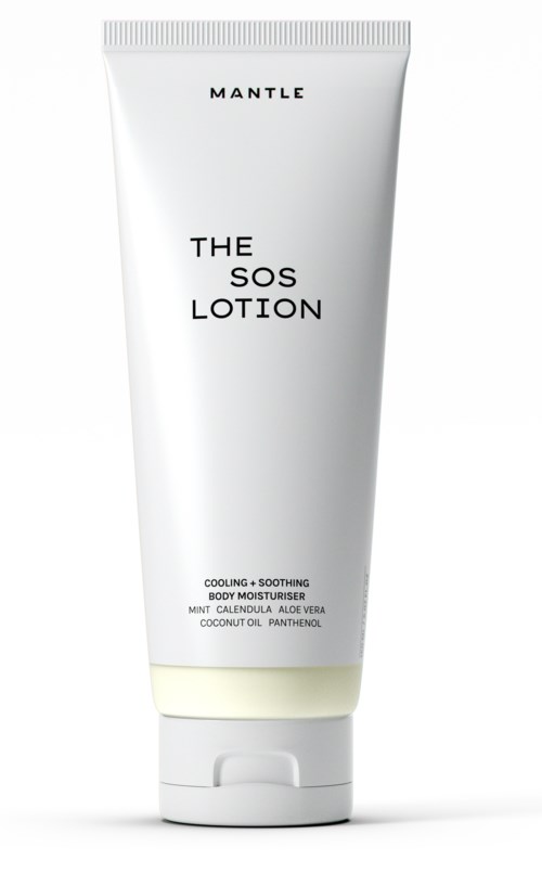 Een witte tube met 'THE SOS LOTION' door MANTLE, bevordert verkoelende en kalmerende huidverzorging met aloë vera.