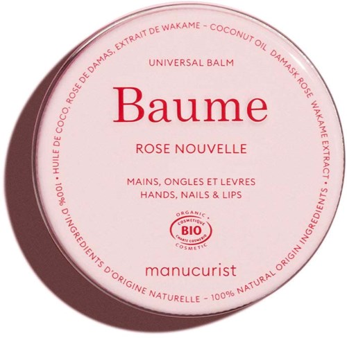 Rund rosa boksong av organisk hånd-, negle- og leppepomade, merket Baume Rose Nouvelle med ingrediensinformasjon rundt kanten.