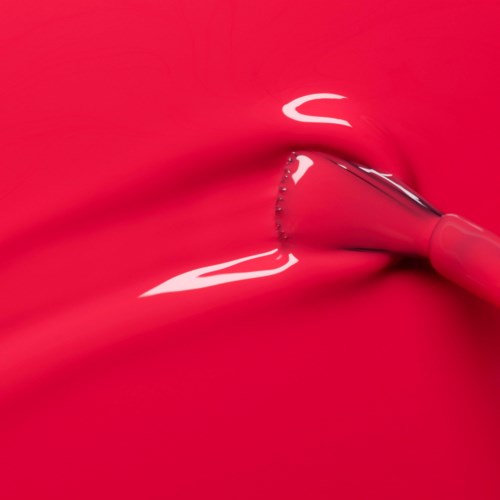 En makeupborste applicerar skickligt rosa läppstift på en yta och skapar ett jämnt, levande utseende.