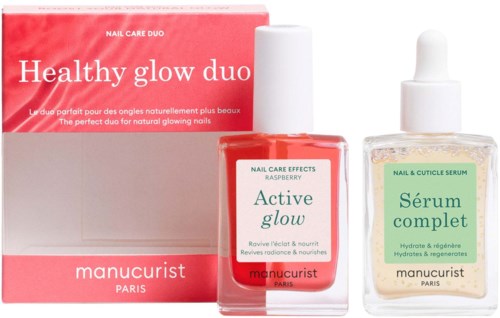 Skjønnhetsprodukter for negler viser en rosa boks merket Healthy glow duo, et bringebær negle-serum og et tydelig kutikula-serum.