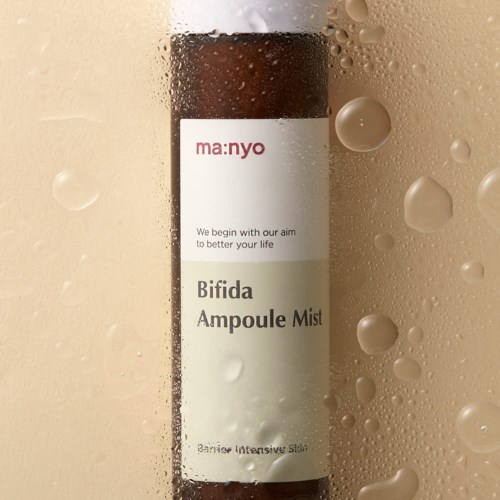 Een brune fles met label 'Bifida Ampoule Mist' en waterdruppels eromheen.