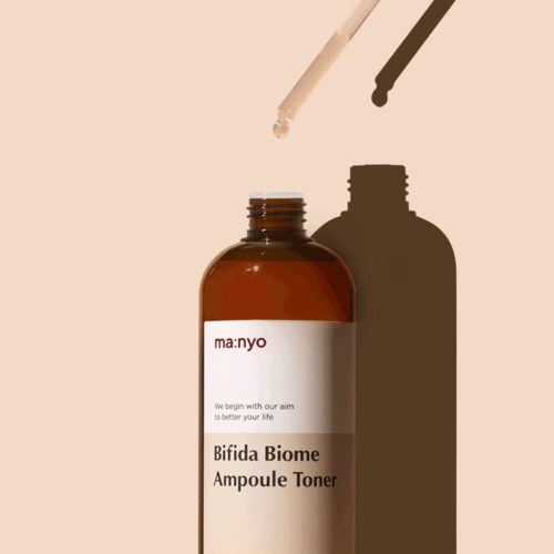 Eine braune Flasche mit dem Etikett 'Bifida Biome Ampoule Toner' und eine Pipette darüber, die einen Schatten wirft.