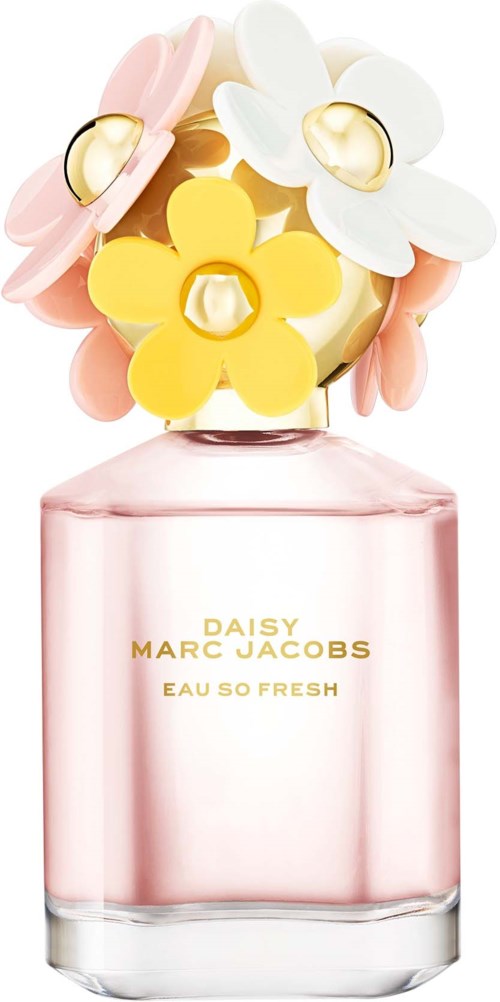 Een parfumfles met bloemenversiering op de dop, roze lichaam en gouden tekst, genaamd Daisy door Marc Jacobs.