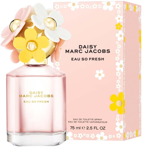Een roze parfumfles met bloemendecoraties en een bijpassend roze doos met witte en gele bloemen.