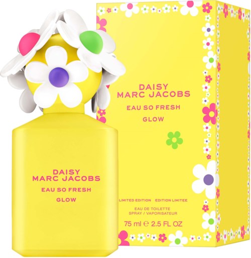 Een felgele parfumfles met een bloemvormige dop en een kleurrijk bloemenverpakking. De doos en fles hebben roze, wit, paars en groen accenten.