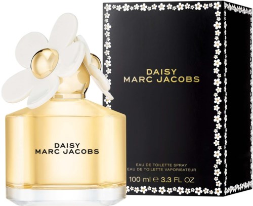 Een parfumfles met witte bloemendecoraties naast een zwart doos met bloemenrand. De fles is goud en gemarkeerd Daisy Marc Jacobs.