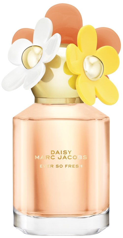 Een parfumfles met roze vloeistof en bloemen op top, gemerkt "Daisy Marc Jacobs Ever So Fresh."