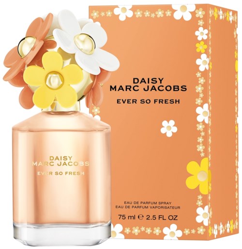 Een parfumfles met witte, gele en perzikkleurige bloemen op de dop, naast een bloemenverpakking. De fles en doos zijn pastelkleurig.