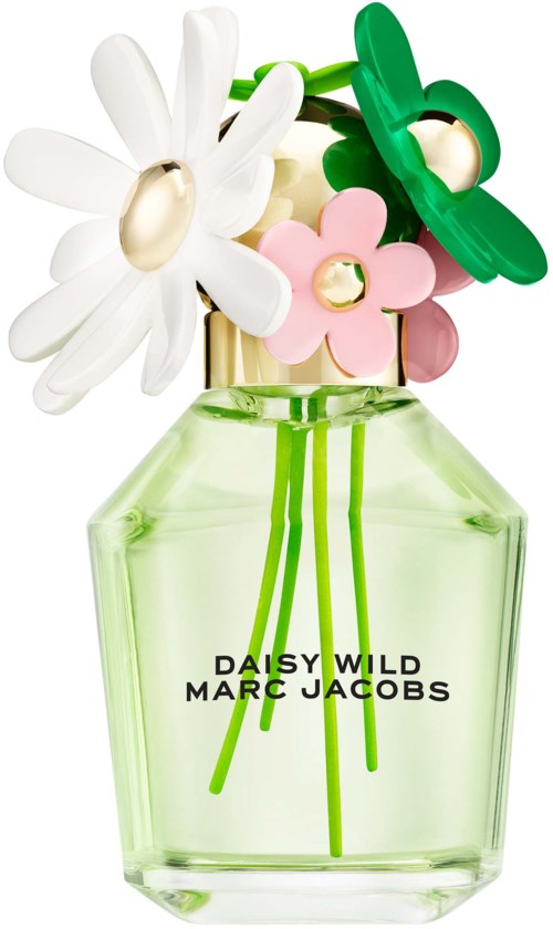 Een heldere glazen parfumfles met bloemen erop en de tekst "DAISY WILD MARC JACOBS".
