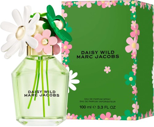 Een parfumfles met madeliefjes en een groene doos met roze bloemen voor Daisy Wild Marc Jacobs.