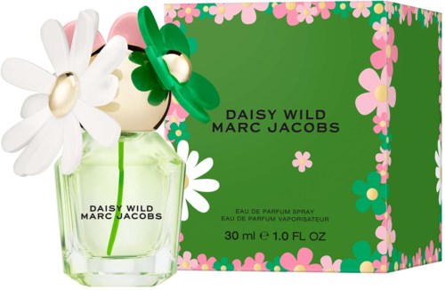 Een parfumfles in de vorm van Daisy met een bloem en een groene doos met roze en witte bloemen.
