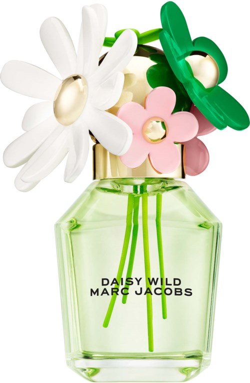 Een fles met kleurige plastic bloemen en groene bladeren, labeled Daisy Wild Marc Jacobs, ziet er fris en vrolijk uit.