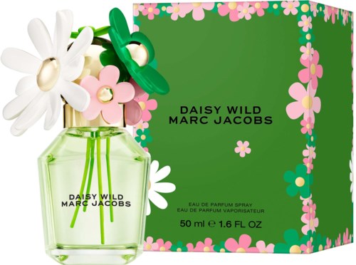 Een parfumfles met bloemen en een groene doos met roze en witte bloemen en de tekst Daisy Wild Marc Jacobs.