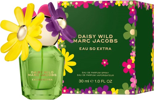 Een parfummertje naast een doos met kleurrijke bloemenontwerp, genaamd Daisy Wild Marc Jacobs Eau So Extra.