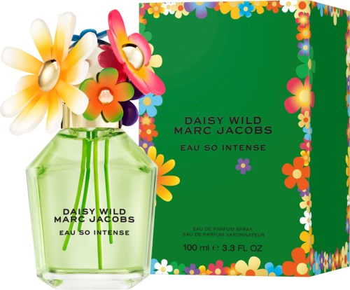 Felgekleurde bloemenparfumfles en kleurrijke bloemenverpakking suggereren een levendige, frisse geur van Daisy Wild Marc Jacobs.