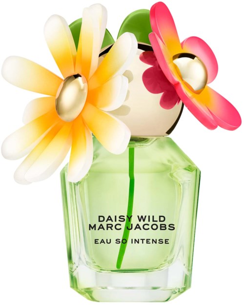 Een groene parfumfles met 'Daisy Wild Marc Jacobs' erop en witte, gele en roze bloemvormige decoraties.