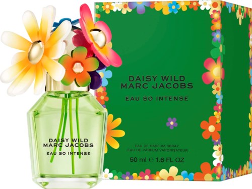 Een groene parfumboteltje met kleurrijke bloemen en een bijpassend bloemig label voor Daisy Wild Marc Jacobs Eau So Intense.