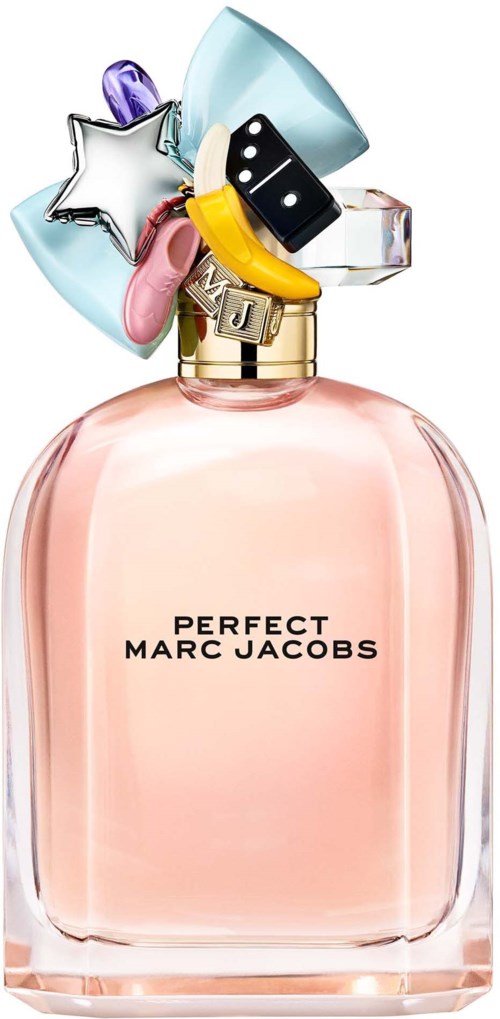 Een parfumfles met kleurrijke bedels op de dop, gelabeld 'Perfect Marc Jacobs.'
