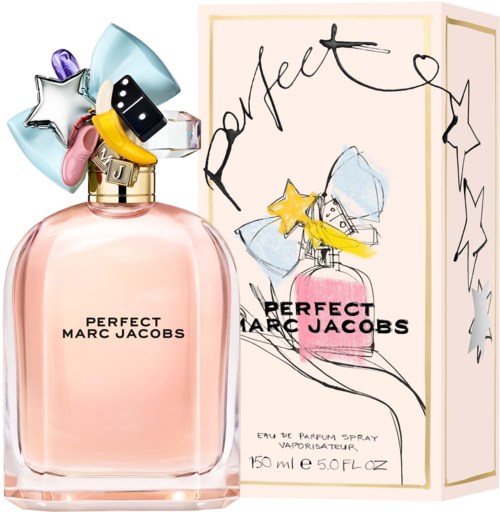 Een parfumfles met kleurrijke bedels en een decoratieve doos met sterren en handschrift, toont een geur van Marc Jacobs.