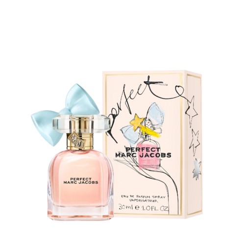 Parfumfles met een blauwe strik en een kleurrijk geïllustreerde doos, gelabeld 'Perfect Marc Jacobs'.