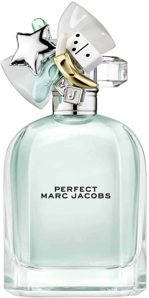 Een parfumfles met speelse sterren en sieradenhangers op de dop. De fles zegt 'PERFECT MARC JACOBS.'