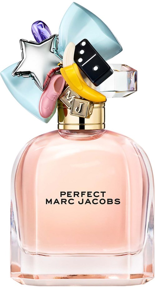 Een parfumfles met een kleurrijke, speelse dop versierd met bedels en ringen. De fles is roze met het label 'PERFECT MARC JACOBS.'