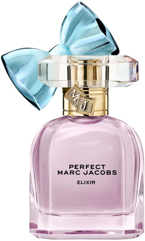 Een parfumfles met roze vloeistof, grote blauwe strik en gouden dop met logo's.