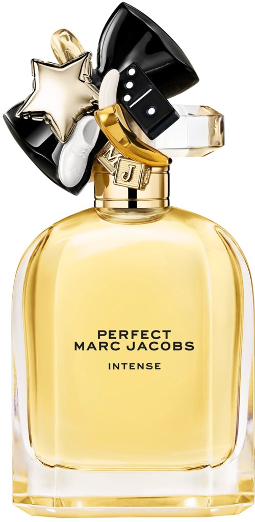 Een parfumfles met de naam 'Perfect Marc Jacobs Intense' met decoratieve charms op de dop.
