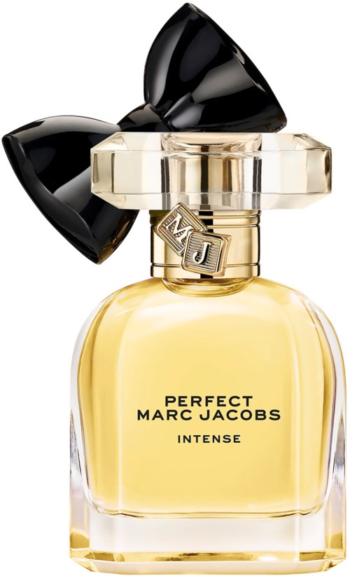 Een parfumfles met een zwarte strik op de dop, gouden rand en gele inhoud. Label zegt 'Perfect Marc Jacobs Intense.'