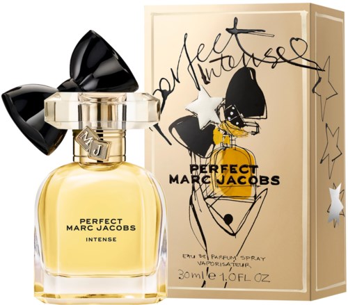 Een parfumfles met de naam 'Perfect Marc Jacobs Intense' naast een decoratieve doos met een stripfiguur van een meisje.