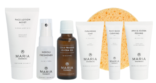 Een collectie huidverzorgingsproducten, inclusief lotions, reinigingsmiddelen, een spons en een klein flesje olie.
