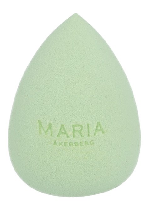 En grön sminksvamp med orden "MARIA AKBERG" tryckt på den.