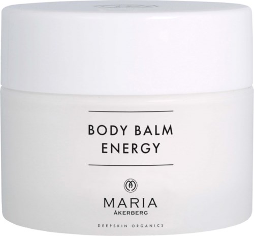 Een witte pot met label 'Body Balm Energy' door Maria Åkerberg, wijst op een huidverzorgingsproduct.
