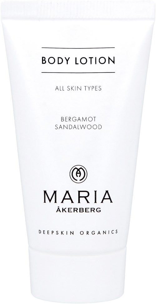 Weiße Tube mit Körperlotion für alle Hauttypen, mit Bergamotte und Sandelholz duft, von Maria Åkerberg.
