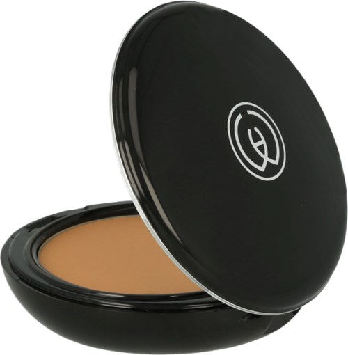 Een zwarte compact met spiegel bevat beige poeder voor make-up.
