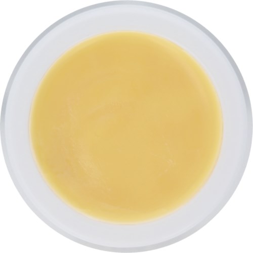Eine weiße Schüssel mit hellgelber Suppe oder Sauce, von oben gesehen.