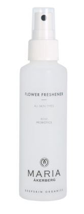 En vit sprayflaska märkt 'Flower Freshener' och 'Maria Akerberg' för att dofta blommor eller utrymmen.