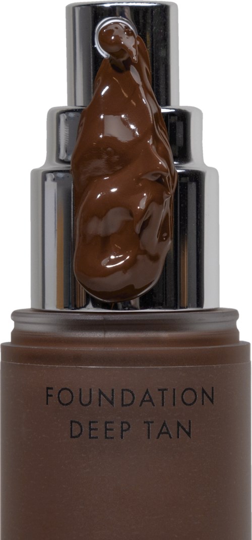 Eine Flasche Foundation mit der Aufschrift 'Deep Tan' und etwas Foundation auf der Pumpe.