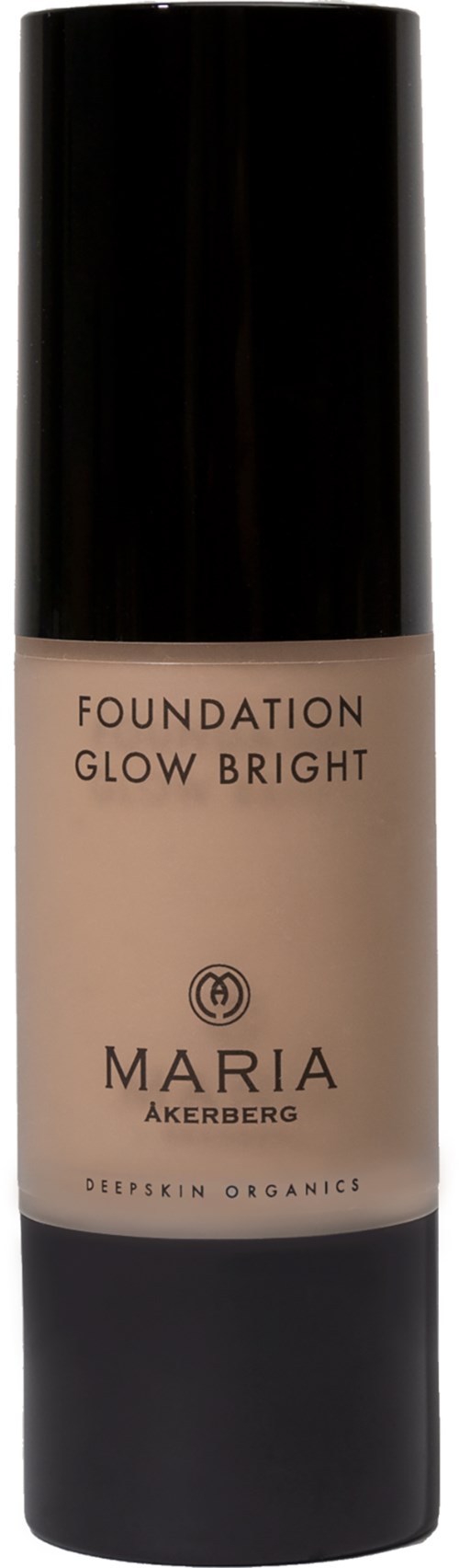 Ein beiger Foundationsflasche mit schwarzem Deckel und Aufschrift 'Foundation Glow Bright' und 'Maria Åkerberg.'