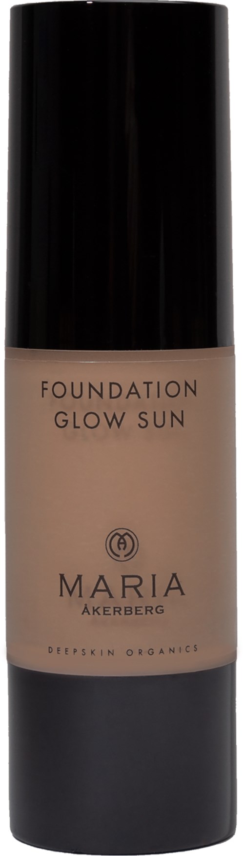 Eine Foundation-Flasche mit 'Glow Sun' von Maria Akerberg, schwarzer Verschluss und beigefarbene Flüssigkeit.