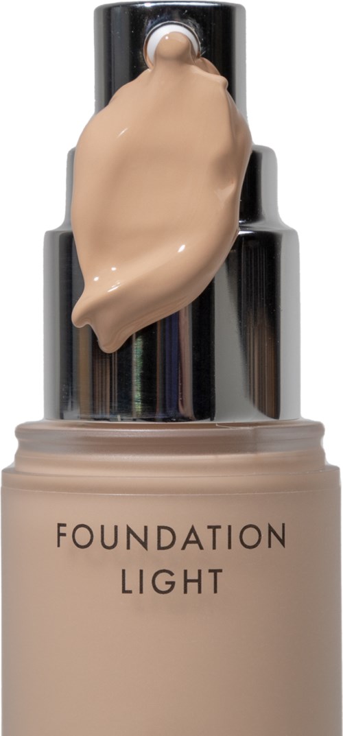 Eine Flasche Foundation mit beigefarbener Flüssigkeit und Pumpenspender, beschriftet 'Foundation Light'.