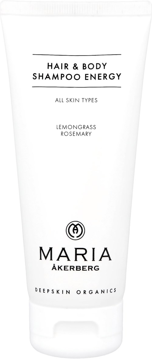Eine weiße Shampoo-Tube mit schwarzem Text, erwähnt Haare und Körper, Zitronengras, Rosmarin und Hauttyp, Marke Maria Åkerberg.