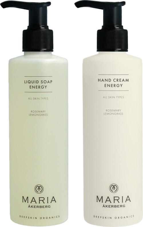 Zwei weiße Flaschen mit schwarzen Pumpen. Eine ist Flüssigseife, die andere Handcreme. Beide sind von Maria Akerberg mit natürlichen Inhaltsstoffen.