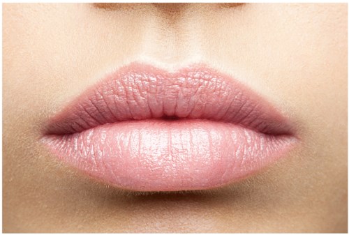 Close-up van lippen met roze, gladde huid en natuurlijke textuur.