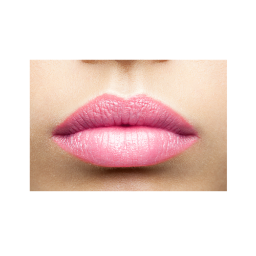 Close-up van lippen met roze lippenstift en natuurlijke huidtoon. De lippen zijn vol en licht geopend.